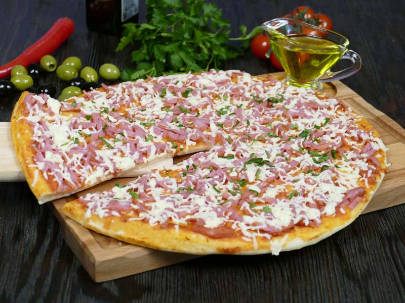 Пицца с ветчиной и сыром.